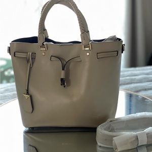 Michael Kors Blakely
Medium Bucket Bag